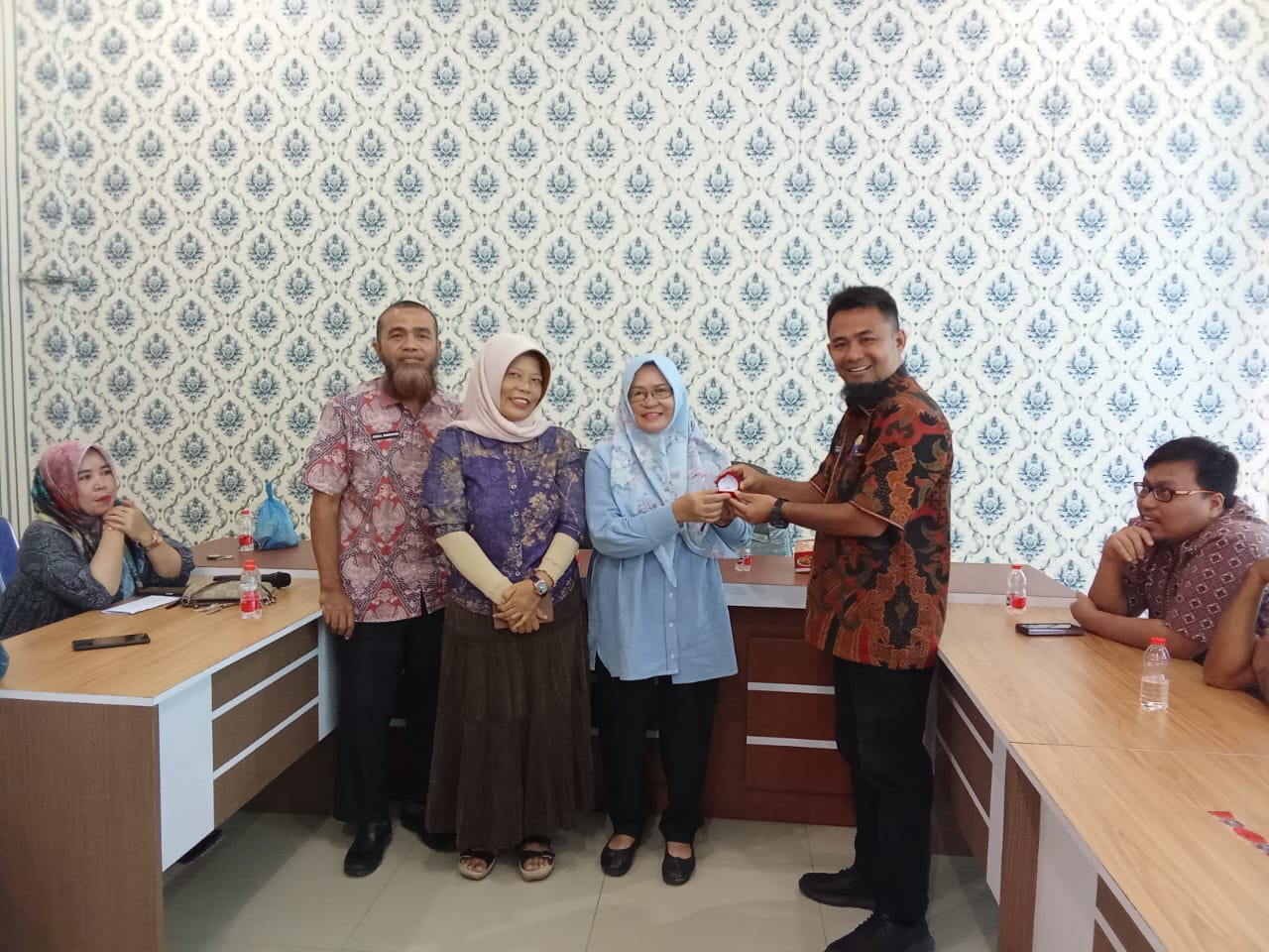 Penyerahan Cenderamata kepada Ibu Rosida Ambarita, S.H yang memasuki Purnabakti