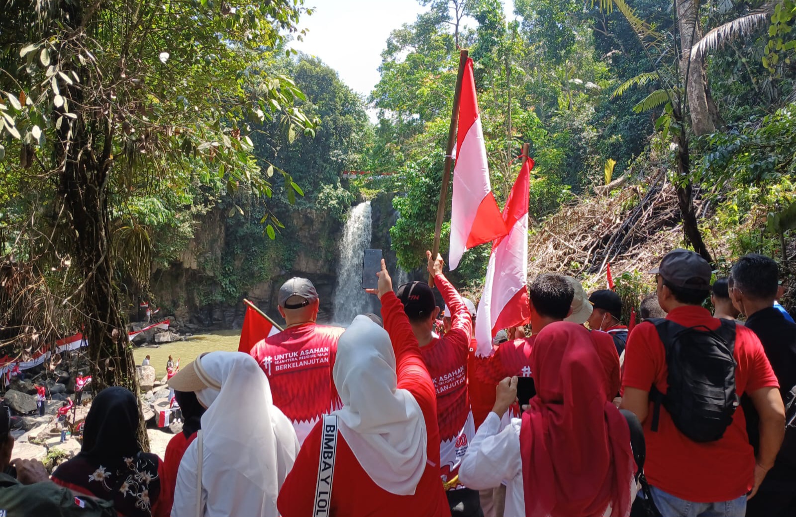 Kegiatan Pengibaran Bendera Merah Putih Menyambut 17 Agustus di Desa Simonang Monang Kecamatan Bandar Pulau