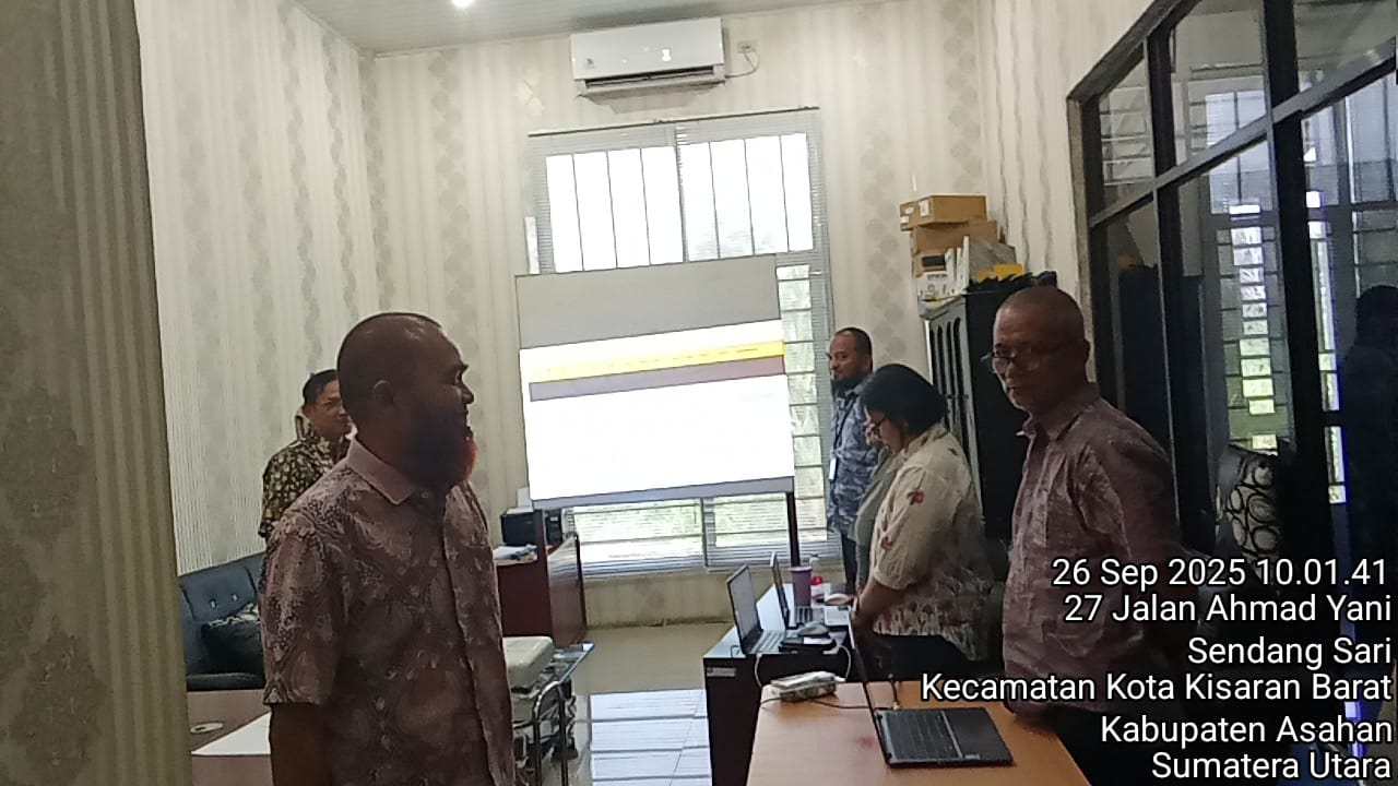 Kegiatan Mendengarkan dan menyanyikan lagu Indonesia Raya