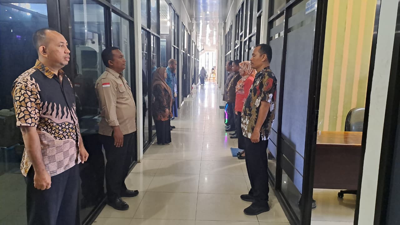 Mendengarkan dan menyanyikan lagu Indonesia Raya