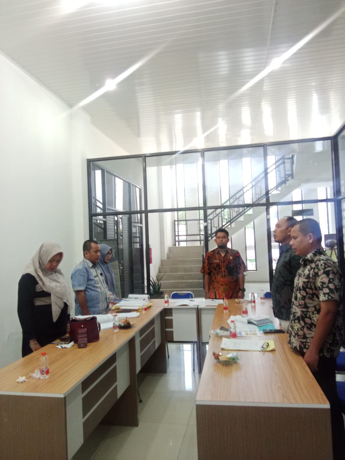 PNS Inspektorat menyanyikan dan mendengarkan lagu Indonesia Raya