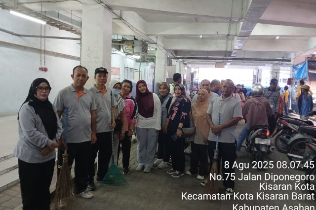 Inspektorat Kabupaten Asahan mengikuti kegiatan gotong royong massal di Pasar Inpres I Kisaran
