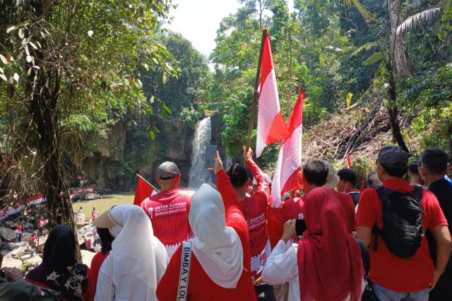 Kegiatan Pengibaran Bendera Merah Putih Menyambut 17 Agustus di Desa Simonang Monang Kecamatan Bandar Pulau