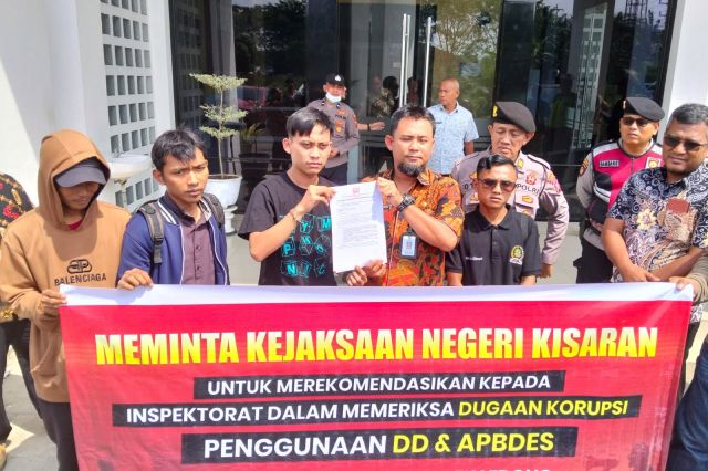 Aksi Unjuk Rasa dari Perhimpunan Mahasiswa Demokrasi Indonesia