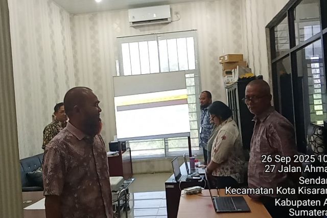 Kegiatan Mendengarkan dan menyanyikan lagu Indonesia Raya