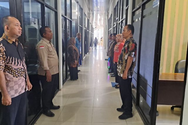 Mendengarkan dan menyanyikan lagu Indonesia Raya