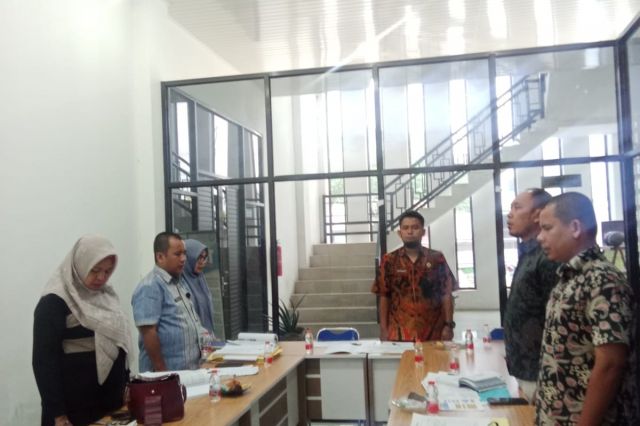 PNS Inspektorat menyanyikan dan mendengarkan lagu Indonesia Raya